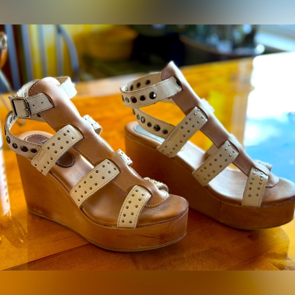 NWOT Freebird Winter Leather Wedge Sandals in sz 9.